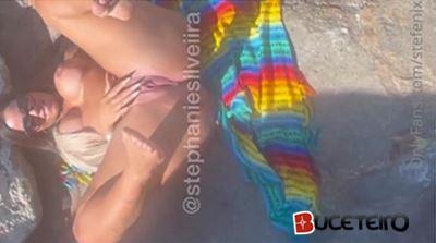 Safada Stephanie Silveira mostrou bucetao pelada na praia