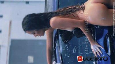 Novinha Mel Bertoja pelada lavando carro nua
