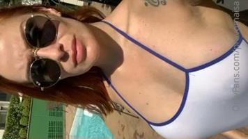 Vídeo acompanhante de luxo Karen Havary tomando banho no motel